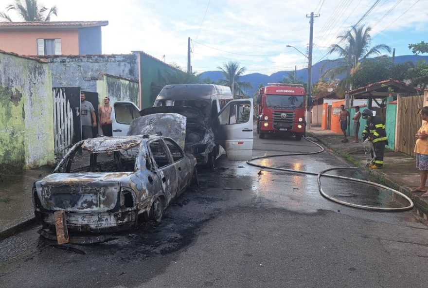 incendio-atinge-carro-e-van-no-porto-novo2C-caraguatatuba3A-bombeiros-controlam-as-chamas-e-garantem-seguranca-da-regiao