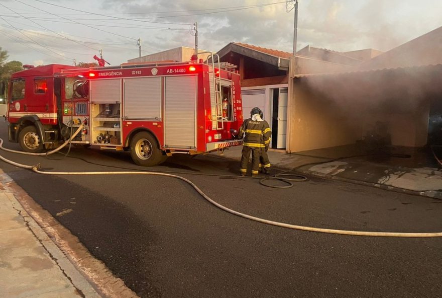 incendio-atinge-casa-em-condominio3A-detalhes-e-acao-dos-bombeiros-em-assis-sp incendio-atinge-casa-em-condominio3A-detalhes-e-acao-dos-bombeiros-em-assis-sp