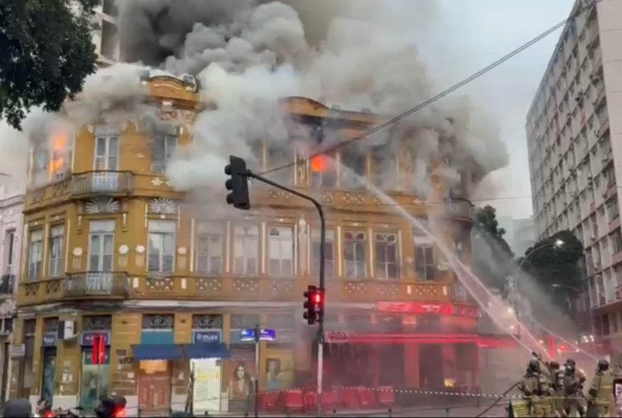 incendio-atinge-casarao-antigo-na-lapa-centro-do-rio-de-janeiro-bombeiros-agem-para-conter-as-chamas-em-predio-de-tres-andares