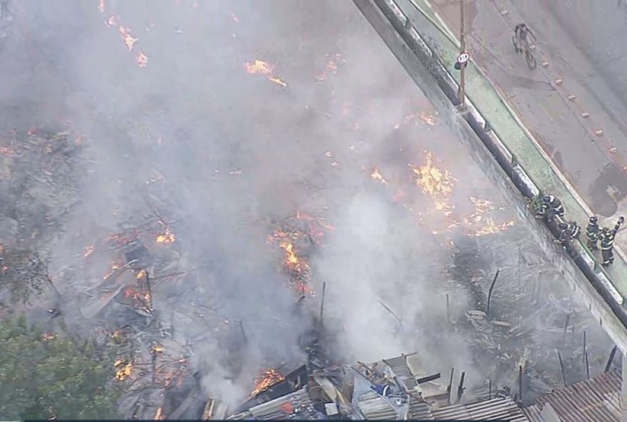 incendio-atinge-comunidade-na-penha2C-zona-leste-de-sp3A-o-que-se-sabe-ate-agora
