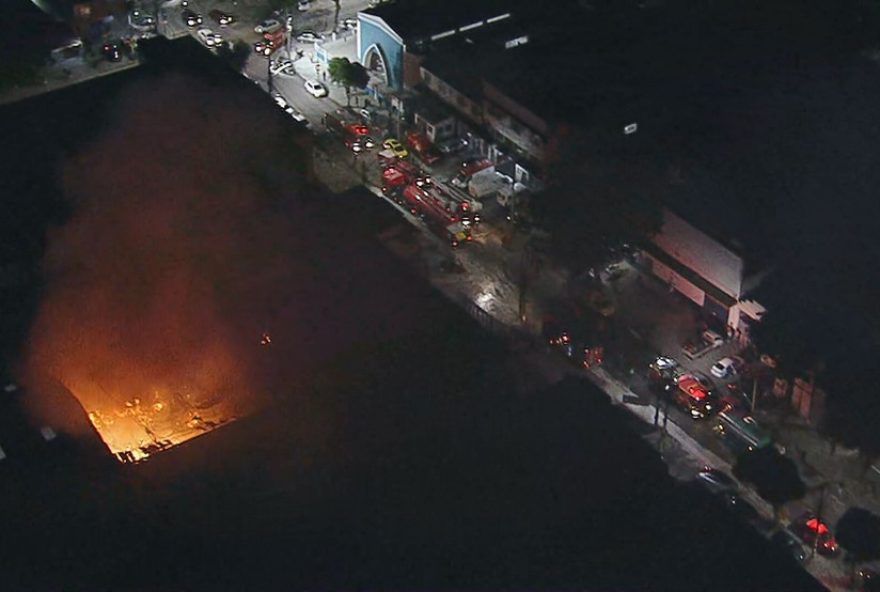 incendio-atinge-deposito-farmaceutico-na-penha2C-rio-de-janeiro3A-bombeiros-controlam-chamas-e-interditam-via