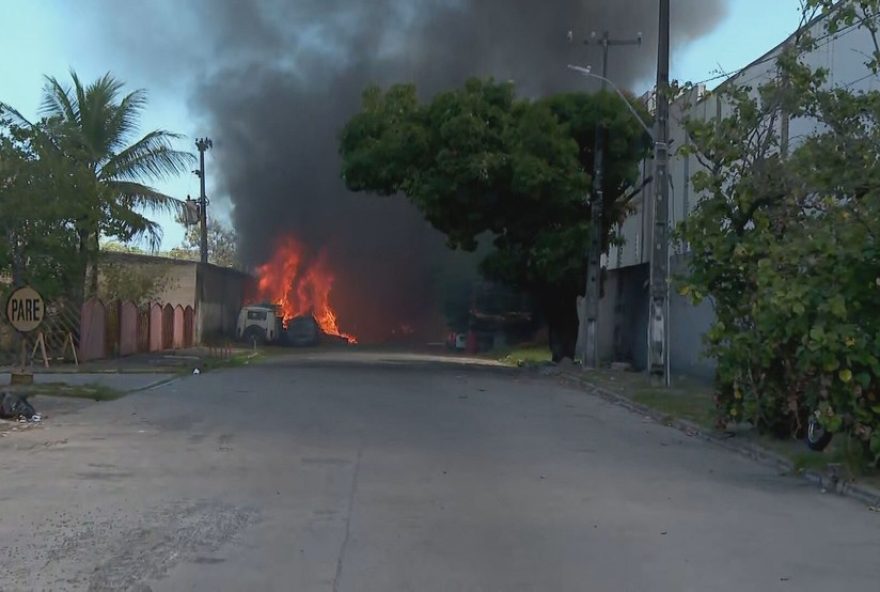 incendio-atinge-deposito-na-imbiribeira2C-recife3A-bombeiros-agem-rapido-para-conter-chamas-e-evitar-danos-maiores