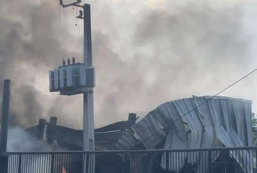 incendio-atinge-empresa-de-reciclagem-em-manaus3A-bombeiros-no-local.-medidas-de-prevencao-sao-fundamentais-para-seguranca