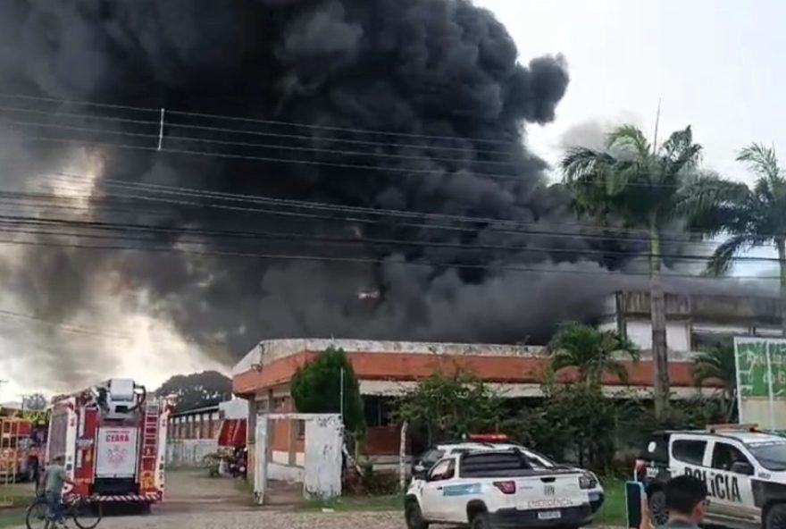 incendio-atinge-fabrica-de-calcados-em-maracanau3A-autoridades-atuam-para-controlar-chamas-em-fortaleza2C-sem-vitimas