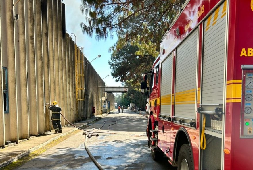 incendio-atinge-fabrica-de-garrafas-termicas-em-pouso-alegre2C-mg3A-atualizacao-do-incidente-no-distrito-industrial