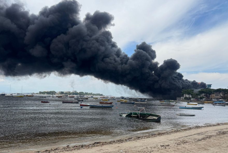 incendio-atinge-fabrica-de-oleo-na-ribeira2C-ilha-do-governador3A-bombeiros-mobilizados2C-moradores-assustados-e-riscos-ambientais