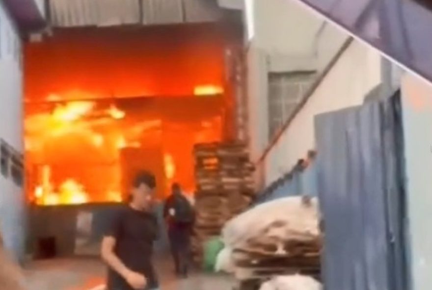 incendio-atinge-galpao-de-empresa-de-plasticos-em-santo-andre incendio-atinge-galpao-de-empresa-de-plasticos-em-santo-andre