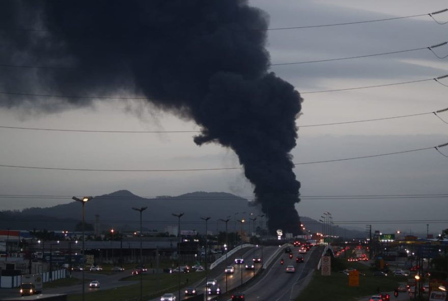 incendio-atinge-galpoes-de-empresas-na-br-101-em-itajai3A-caso-de-grande-proporcao-mobiliza-equipes-de-resgate