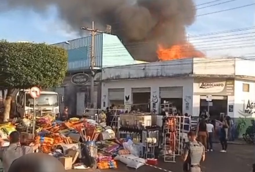 incendio-atinge-loja-de-roupas-e-deposito-em-mirante-do-paranapanema3A-o-que-se-sabe-ate-agora