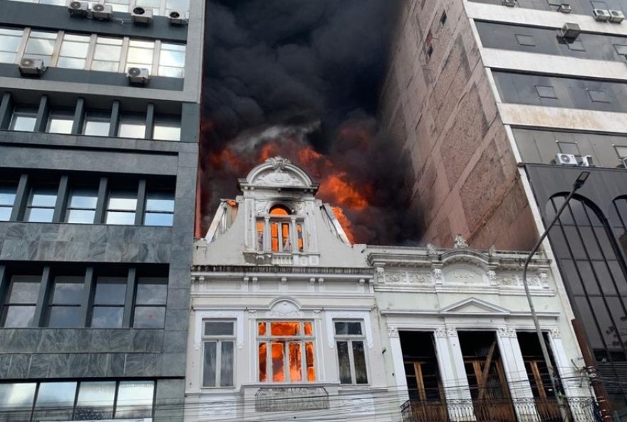 incendio-atinge-loja-e-deposito-de-roupas-no-centro-historico-de-porto-alegre3A-saiba-mais-sobre-as-acoes-dos-bombeiros-e-os-danos-causados incendio-atinge-loja-e-deposito-de-roupas-no-centro-historico-de-porto-alegre3A-saiba-mais-sobre-as-acoes-dos-bombeiros-e-os-danos-causados