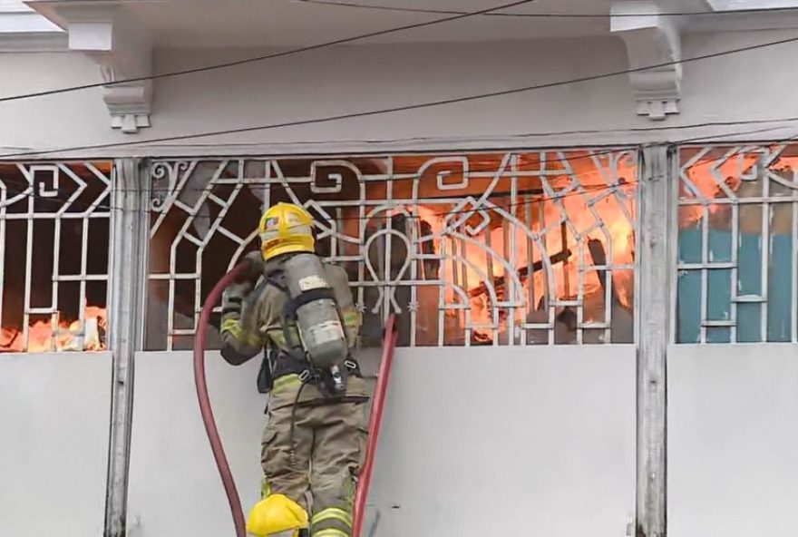 incendio-atinge-lojas-no-centro-historico-de-porto-alegre-e-atinge-predio-do-enem incendio-atinge-lojas-no-centro-historico-de-porto-alegre-e-atinge-predio-do-enem