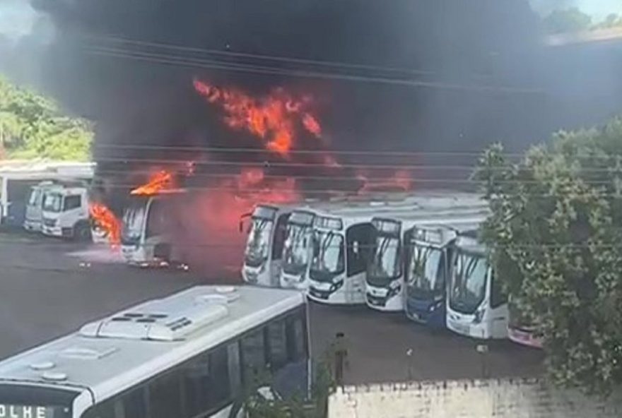 incendio-atinge-onibus-em-sapucaia-do-sul3A-bombeiros-controlam-chamas