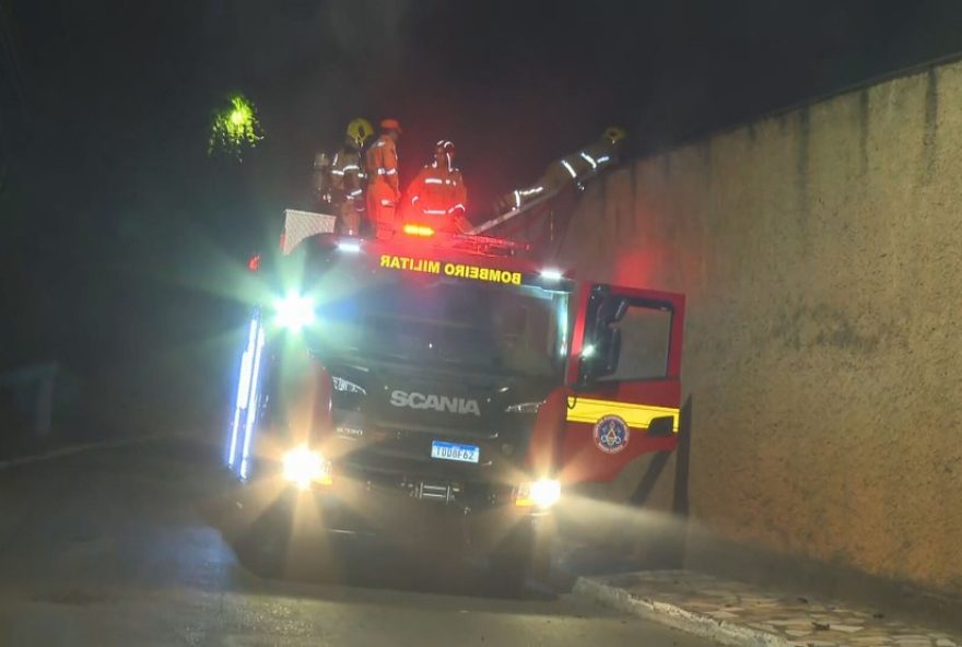 incendio-atinge-patio-de-veiculos-do-detran-em-sabara3A-40-veiculos-atingidos
