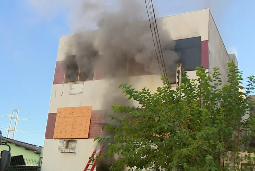incendio-atinge-predio-comercial-em-porto-alegre3A-bombeiros2C-bm-e-defesa-civil-no-local incendio-atinge-predio-comercial-em-porto-alegre3A-bombeiros2C-bm-e-defesa-civil-no-local