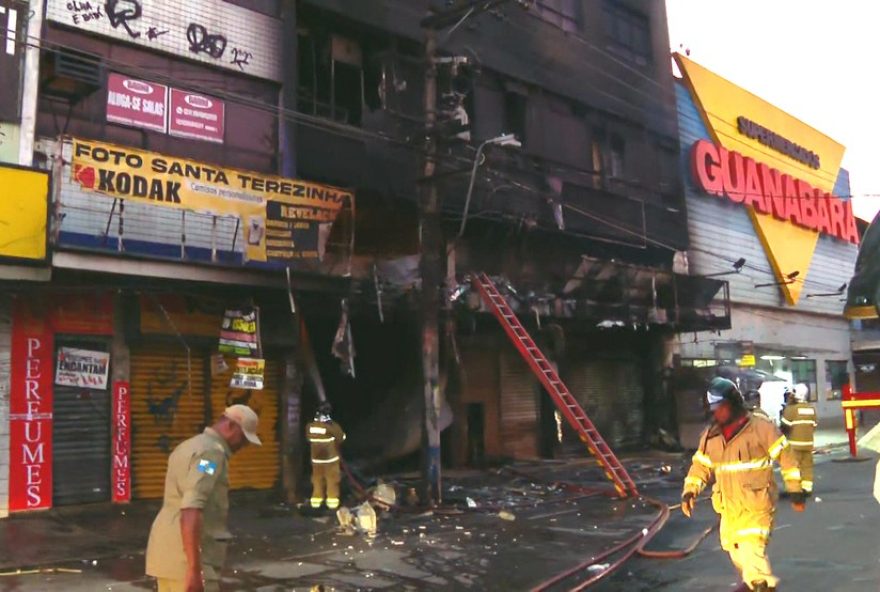 incendio-atinge-predio-comercial-em-sao-joao-de-meriti3A-atualizacoes-ao-vivo