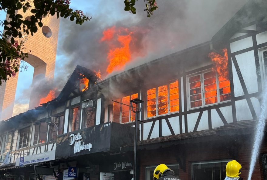 incendio-atinge-predio-no-centro-de-blumenau3A-bombeiros-controlam-chamas.-rua-xv-de-novembro-fechada.-populacao-em-seguranca