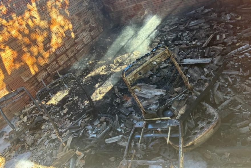 incendio-atinge-residencia-e-destroi-veiculos-em-sp3A-veja-as-imagens-graves incendio-atinge-residencia-e-destroi-veiculos-em-sp3A-veja-as-imagens-graves
