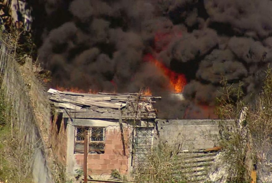 incendio-atinge-residencia-no-morro-da-pedreira-na-pavuna3A-atualizacoes-e-prevencao