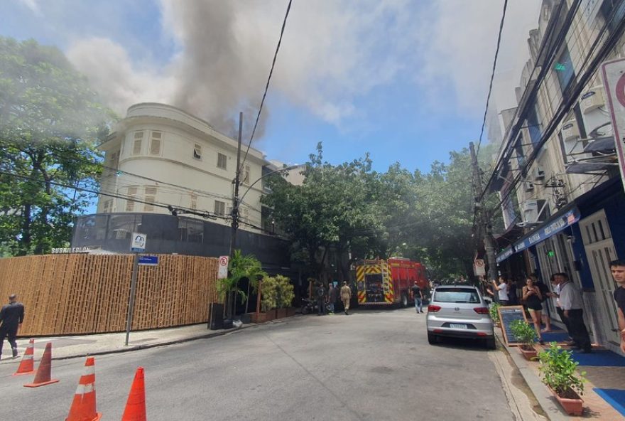 incendio-atinge-restaurante-sushi-leblon-no-rio-de-janeiro3A-bombeiros-combatem-chamas-e-evitam-danos-aos-predios-proximos