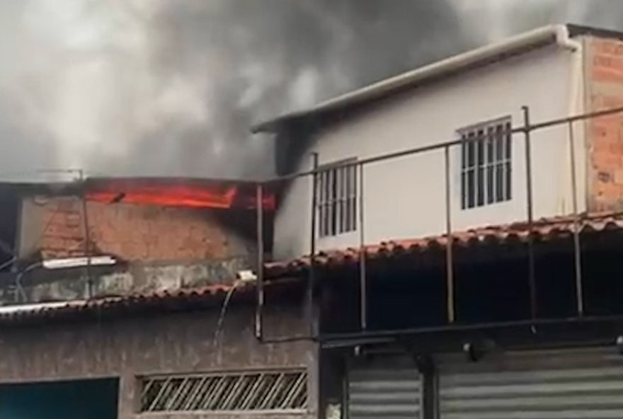 incendio-atinge-sucatao-no-anil2C-sao-luis3A-chamas-controladas-e-sem-feridos.-investigacao-em-andamento.-populacao-se-mobiliza incendio-atinge-sucatao-no-anil2C-sao-luis3A-chamas-controladas-e-sem-feridos.-investigacao-em-andamento.-populacao-se-mobiliza
