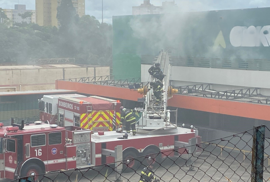 incendio-atinge-supermercado-em-piracicaba3A-bombeiros-mobilizados-e-operacoes-suspensas