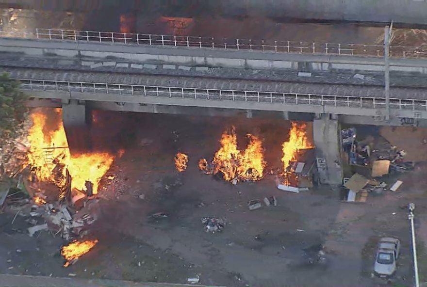 incendio-atinge-trilhos-da-supervia-durante-operacao-de-desmonte-de-lava-a-jatos