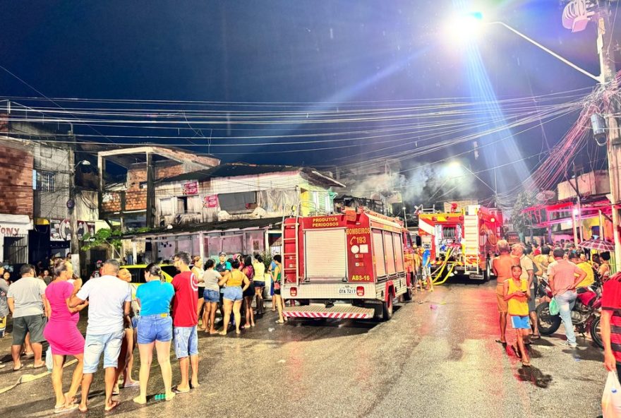 incendio-atinge-vila-em-jurunas2C-belem3A-acao-dos-bombeiros-evita-tragedia