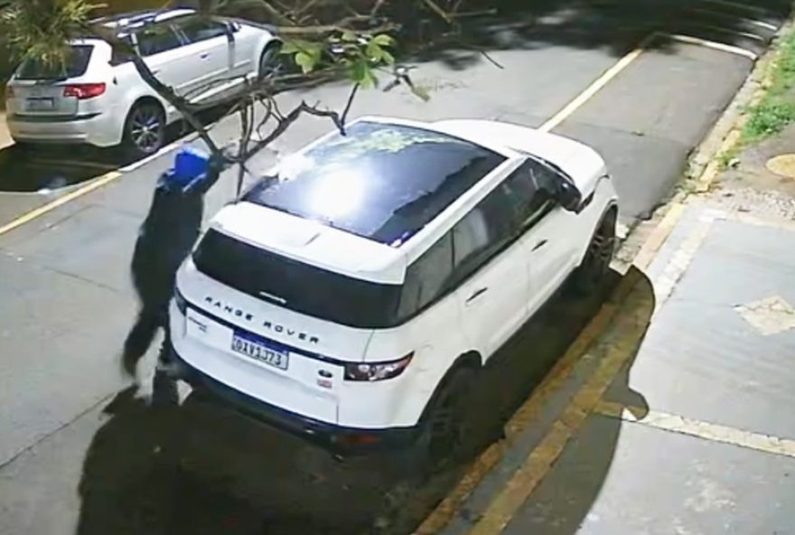 incendio-criminoso-destroi-carro-de-luxo-em-rua-de-piracicaba3A-policia-investiga incendio-criminoso-destroi-carro-de-luxo-em-rua-de-piracicaba3A-policia-investiga