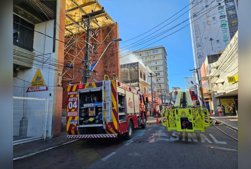 incendio-danifica-predio-comercial-em-fortaleza3A-loja-de-importados-afetada-e-risco-de-desabamento.-acao-rapida-e-coordenada-evita-feridos
