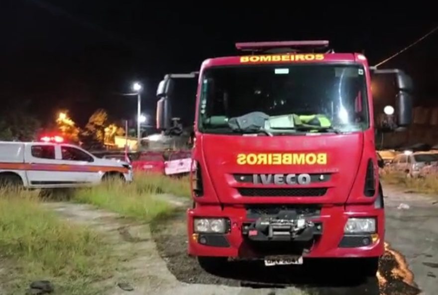 incendio-de-grande-proporcao-atinge-patio-de-veiculos-em-santa-luzia2C-belo-horizonte3A-bombeiros-controlam-chamas-e-evitam-tragedia