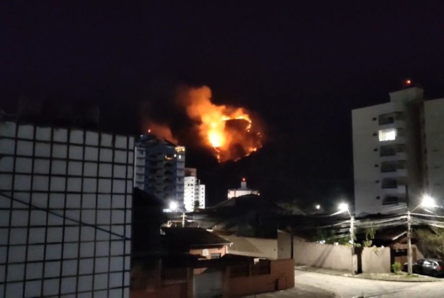 incendio-de-grandes-proporcoes-ameaca-caraguatatuba2C-sp3A-bombeiros-combatem-chamas-poderosas-ultimas-atualizacoes