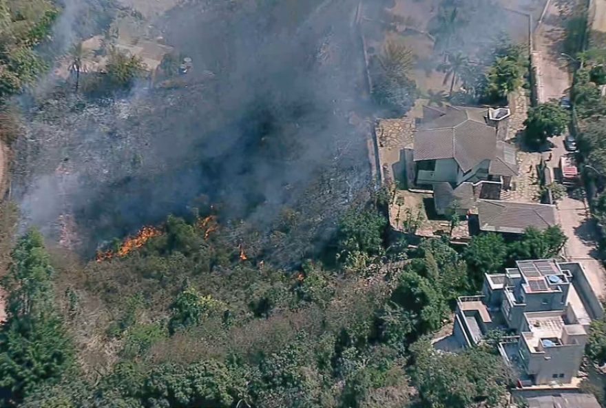 incendio-de-grandes-proporcoes-atinge-area-no-lago-norte-df3A-corpo-de-bombeiros-atua-para-conter-chamas-e-proteger-residencias incendio-de-grandes-proporcoes-atinge-area-no-lago-norte-df3A-corpo-de-bombeiros-atua-para-conter-chamas-e-proteger-residencias