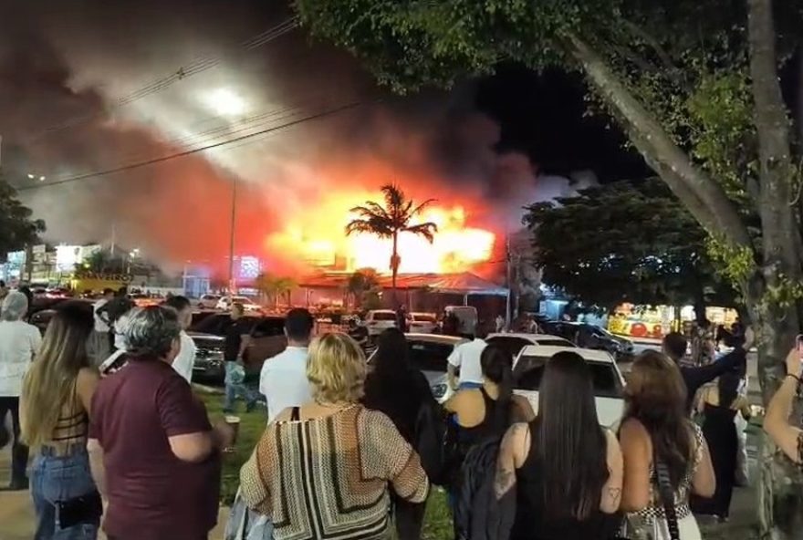 incendio-de-grandes-proporcoes-atinge-bar2C-academia-e-padaria-no-jardim-botanico2C-df3A-autoridades-investigam-causas-e-populacao-aguarda-por-respostas incendio-de-grandes-proporcoes-atinge-bar2C-academia-e-padaria-no-jardim-botanico2C-df3A-autoridades-investigam-causas-e-populacao-aguarda-por-respostas