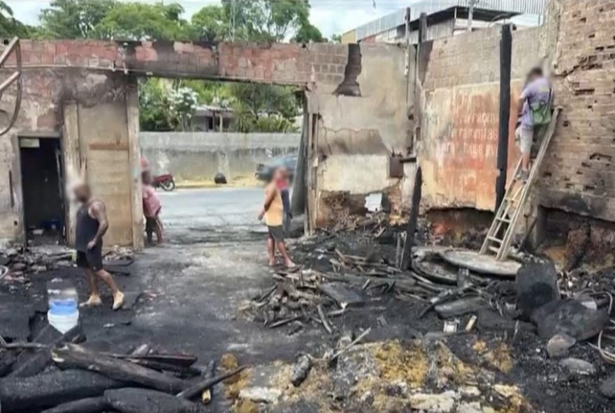 incendio-de-grandes-proporcoes-atinge-carpintaria-no-sul-da-bahia3A-prejuizo-de-r24-500-mil-e-acao-dos-moradores-para-controlar-as-chamas