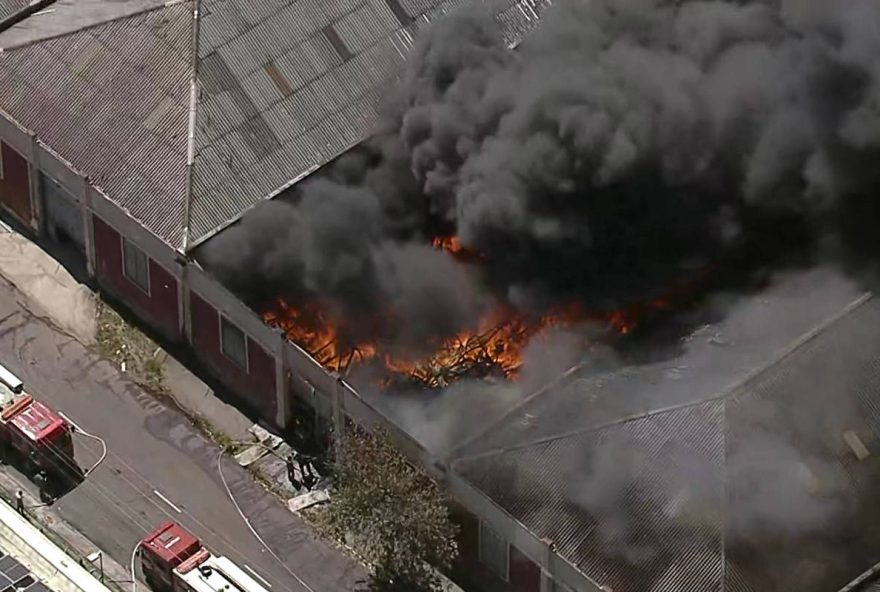 incendio-de-grandes-proporcoes-atinge-galpao-na-lapa-em-sao-paulo