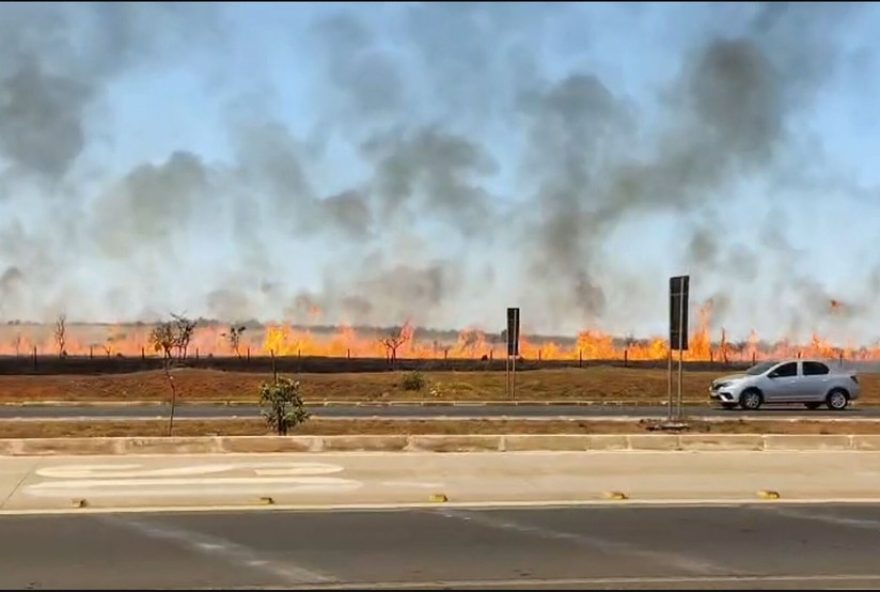 incendio-de-grandes-proporcoes-atinge-vegetacao-proxima-ao-caub-i-no-df3A-imagens-impressionantes-da-cortina-de-fogo