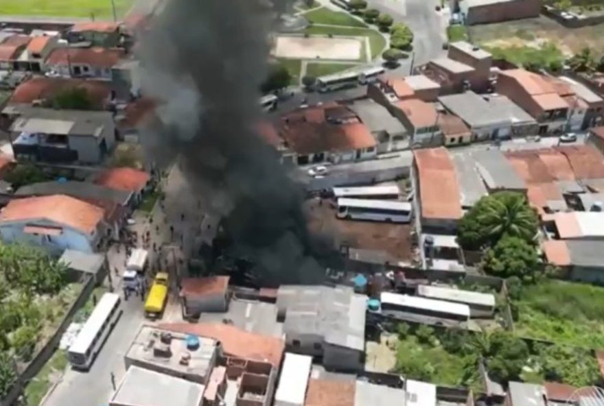 incendio-de-grandes-proporcoes-causa-destruicao-em-garagem-de-cooperativa-de-transporte-em-catu2C-bahia