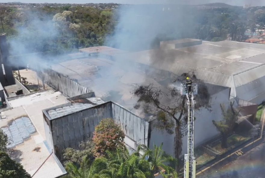 incendio-de-grandes-proporcoes-destroi-espaco-de-festas-ao-lado-do-clube-jao-em-goiania3A-bombeiros-enfrentam-desafios