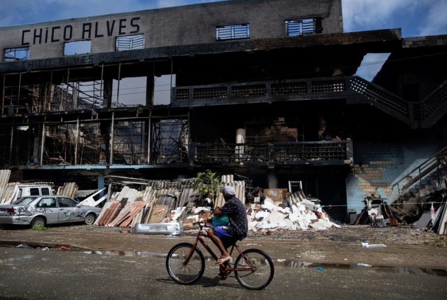 incendio-de-grandes-proporcoes-destroi-sucata-chico-alves-em-fortaleza
