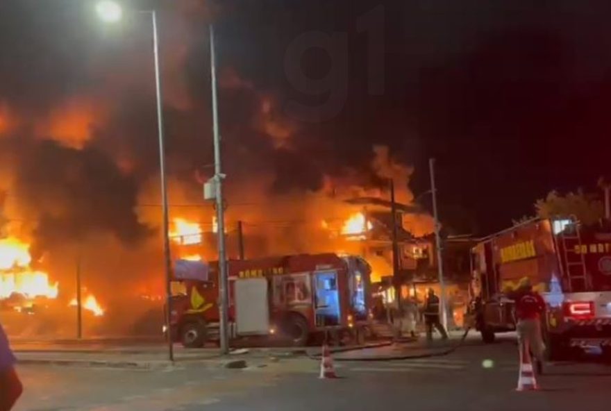 incendio-de-grandes-proporcoes-destroi-sucata-chico-alves-em-fortaleza2C-bombeiros-continuam-trabalho-de-rescaldo incendio-de-grandes-proporcoes-destroi-sucata-chico-alves-em-fortaleza2C-bombeiros-continuam-trabalho-de-rescaldo