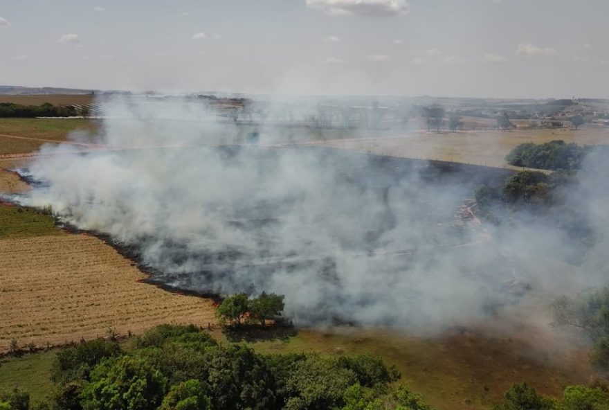 incendio-de-grandes-proporcoes-entre-dois-corregos-e-mineiros-do-tiete3A-autoridades-em-alerta
