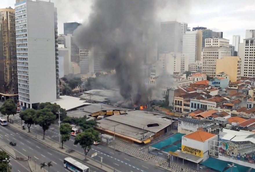 incendio-de-grandes-proporcoes-mobiliza-bombeiros-em-loja-da-uruguaiana-e-destaca-importancia-da-atuacao-em-emergencias