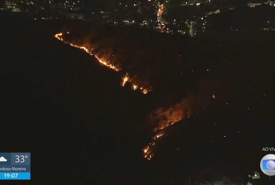 incendio-de-grandes-proporcoes-na-zona-norte-do-rio-mobiliza-bombeiros-e-alerta-comunidades3A-prevencao-e-fundamental-para-proteger-o-meio-ambiente