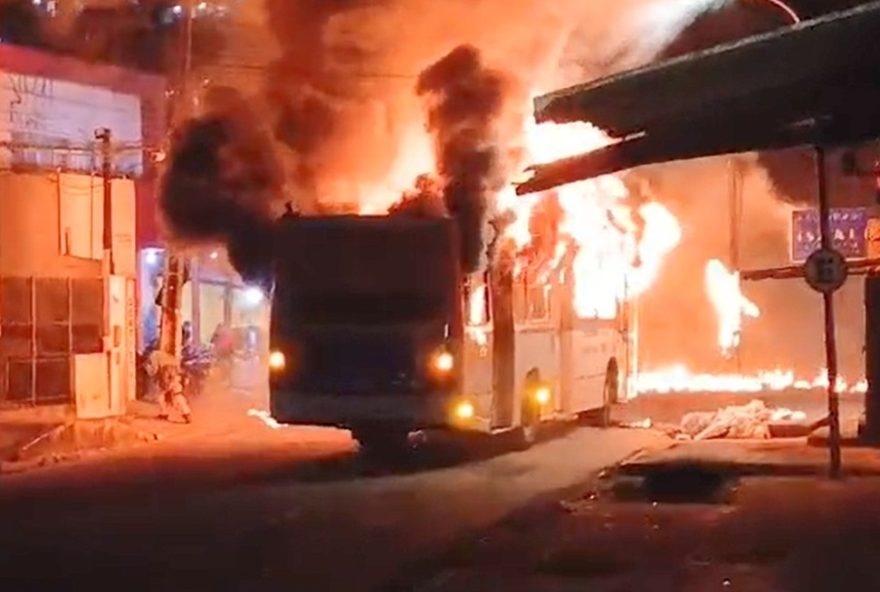incendio-de-onibus-em-protesto-levanta-questoes-sobre-seguranca-em-nova-descoberta2C-recife