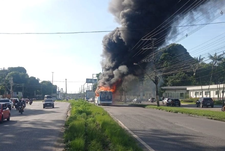 incendio-de-onibus-na-zona-norte-de-manaus3A-veiculo-da-linha-059-e-consumido-pelo-fogo2C-sem-feridos.-investigacao-em-andamento