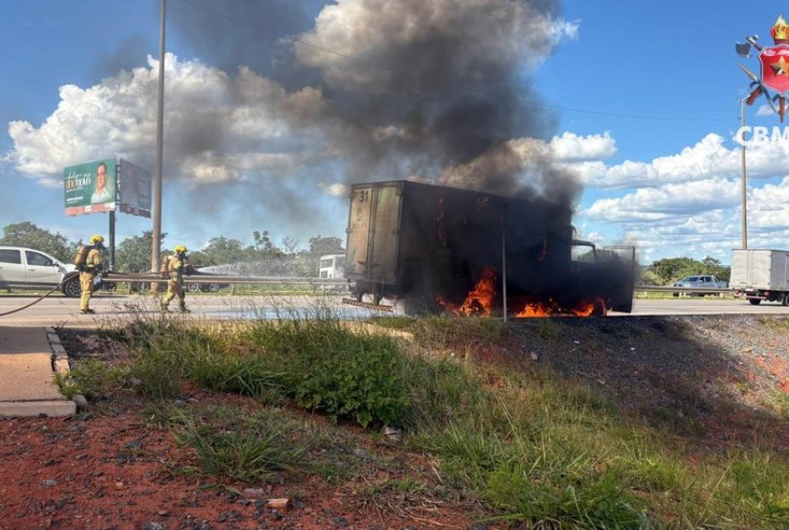 incendio-destroi-caminhao-na-via-estrutural-em-brasilia3A-veja-o-video incendio-destroi-caminhao-na-via-estrutural-em-brasilia3A-veja-o-video