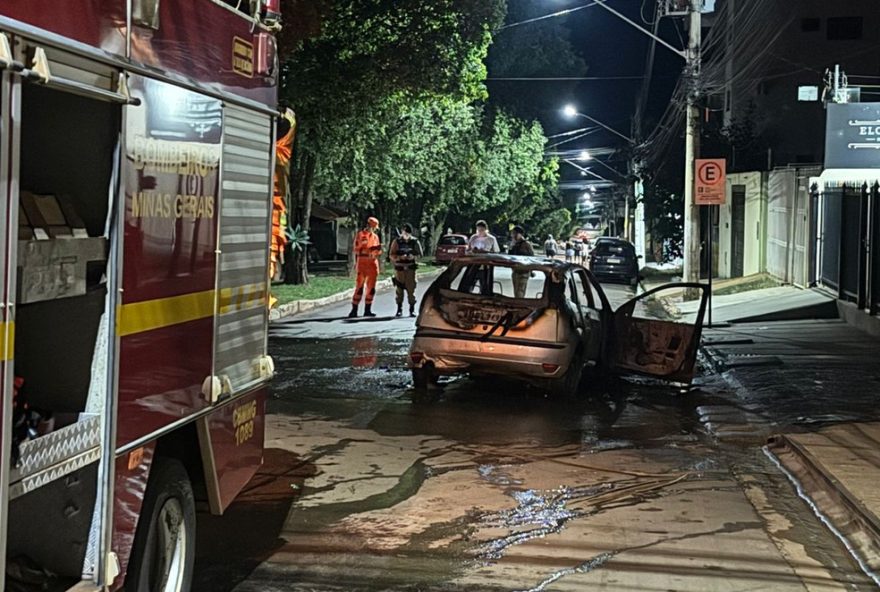 incendio-destroi-carro-em-unai3A-acao-rapida-dos-bombeiros-evita-tragedia