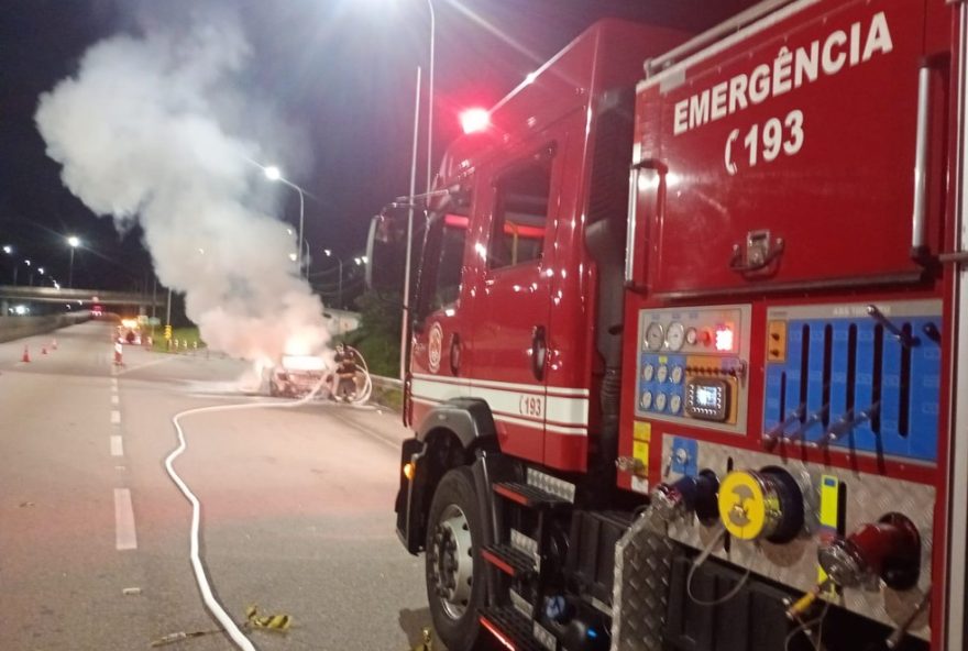 incendio-destroi-carro-na-rodovia-dos-tamoios-em-caraguatatuba2C-sp incendio-destroi-carro-na-rodovia-dos-tamoios-em-caraguatatuba2C-sp