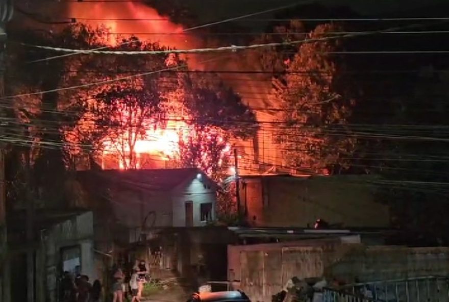 incendio-destroi-cinco-casas-e-deixa-familias-desabrigadas-em-curitiba3A-saiba-como-ajudar