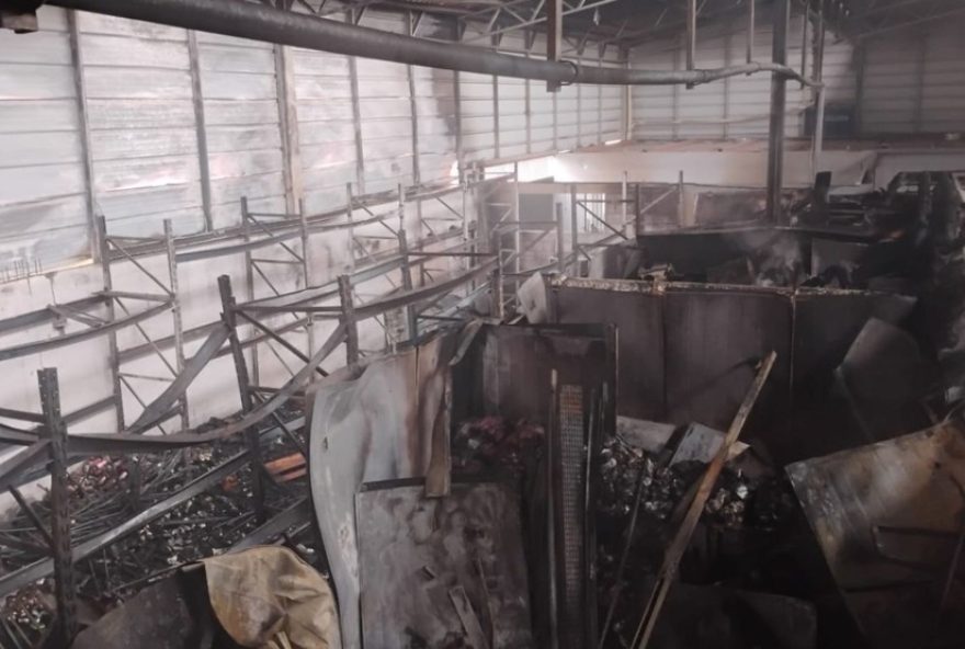 incendio-destroi-deposito-de-alimentos-em-supermercado-de-mg3A-corpo-de-bombeiros-atua-para-evitar-tragedia-no-local